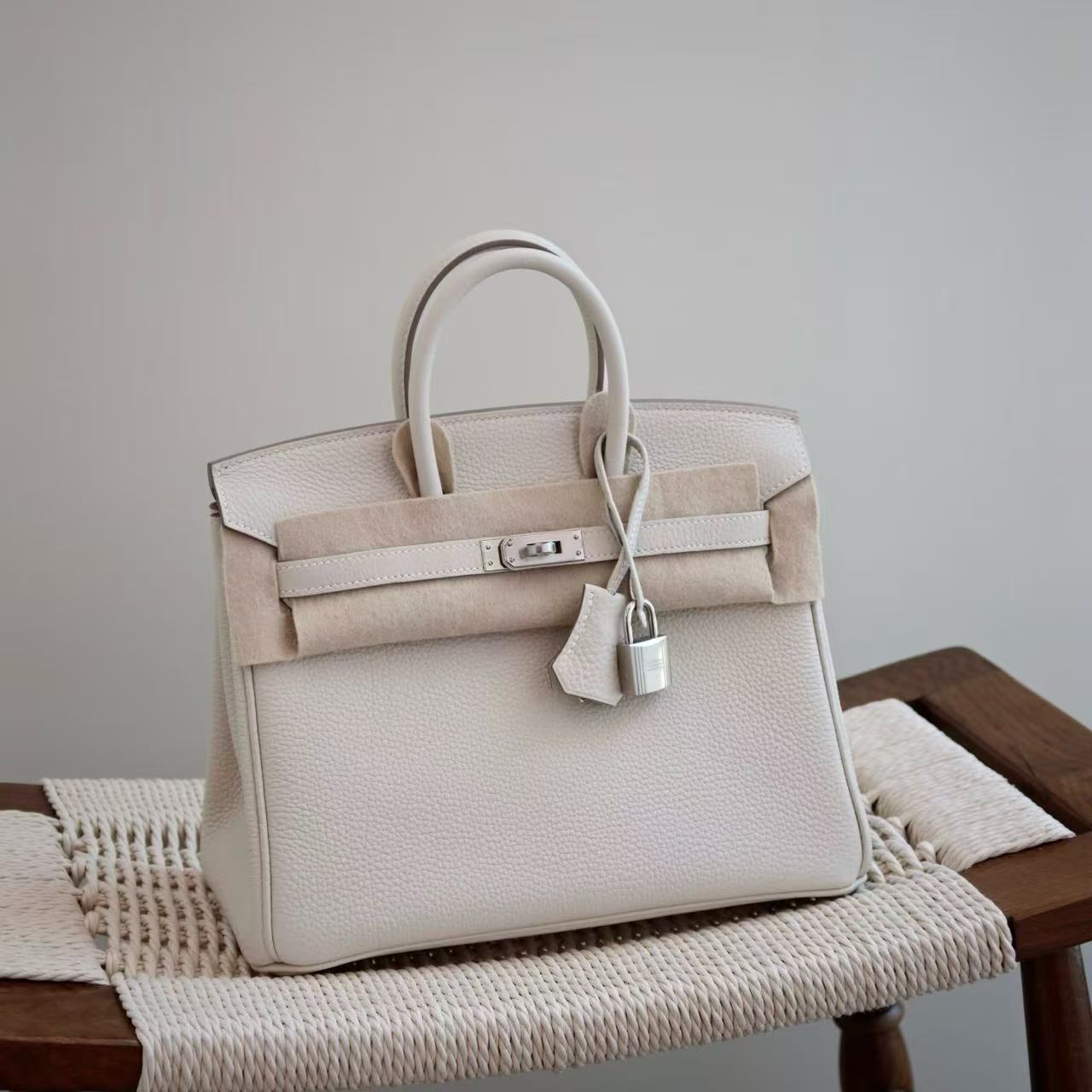 G010 Craie 10 Togo Leather
