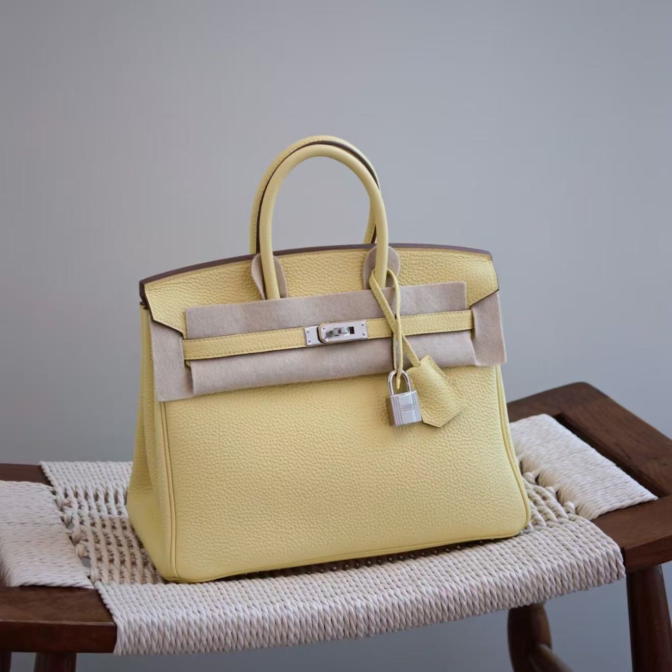 G062 Jaune Poussin 1Z Togo Leather