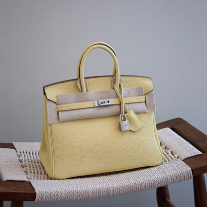 G062 Jaune Poussin 1Z Togo Leather