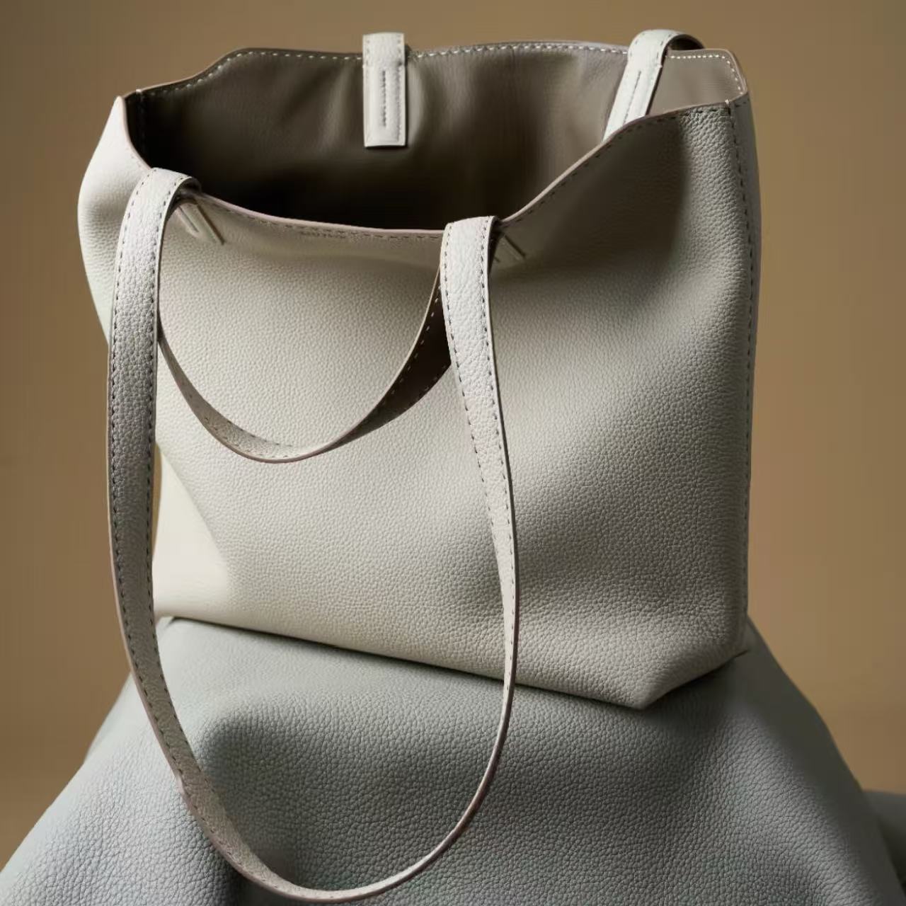 G008 Perle 80 Togo Leather