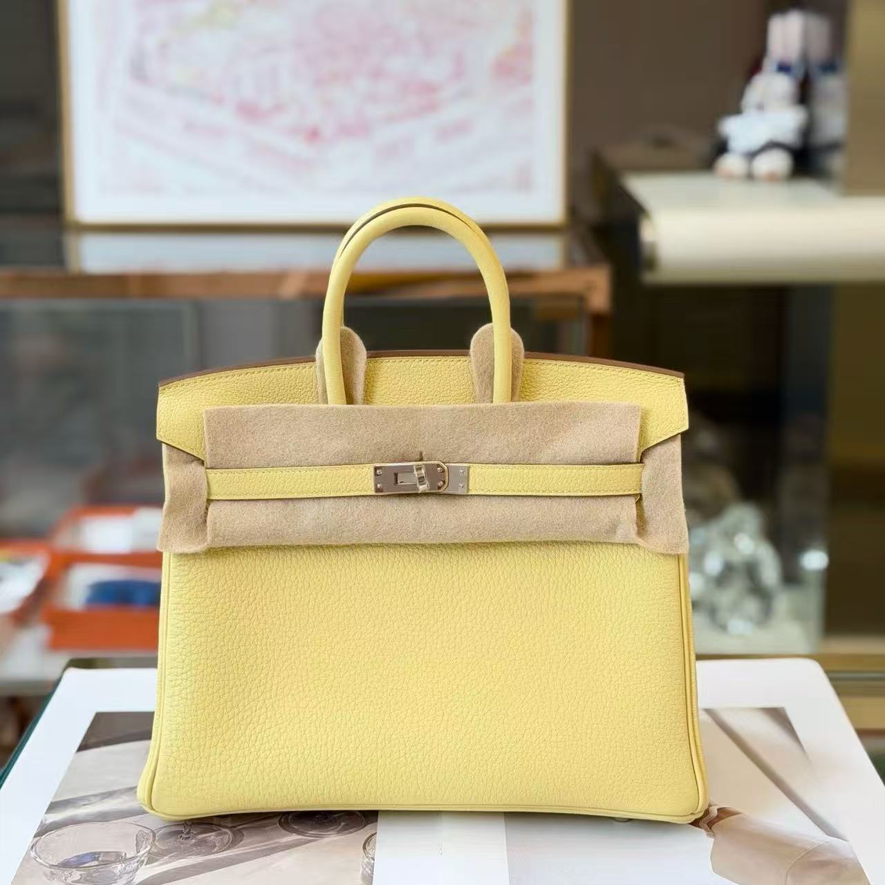 G062 Jaune Poussin 1Z Togo Leather