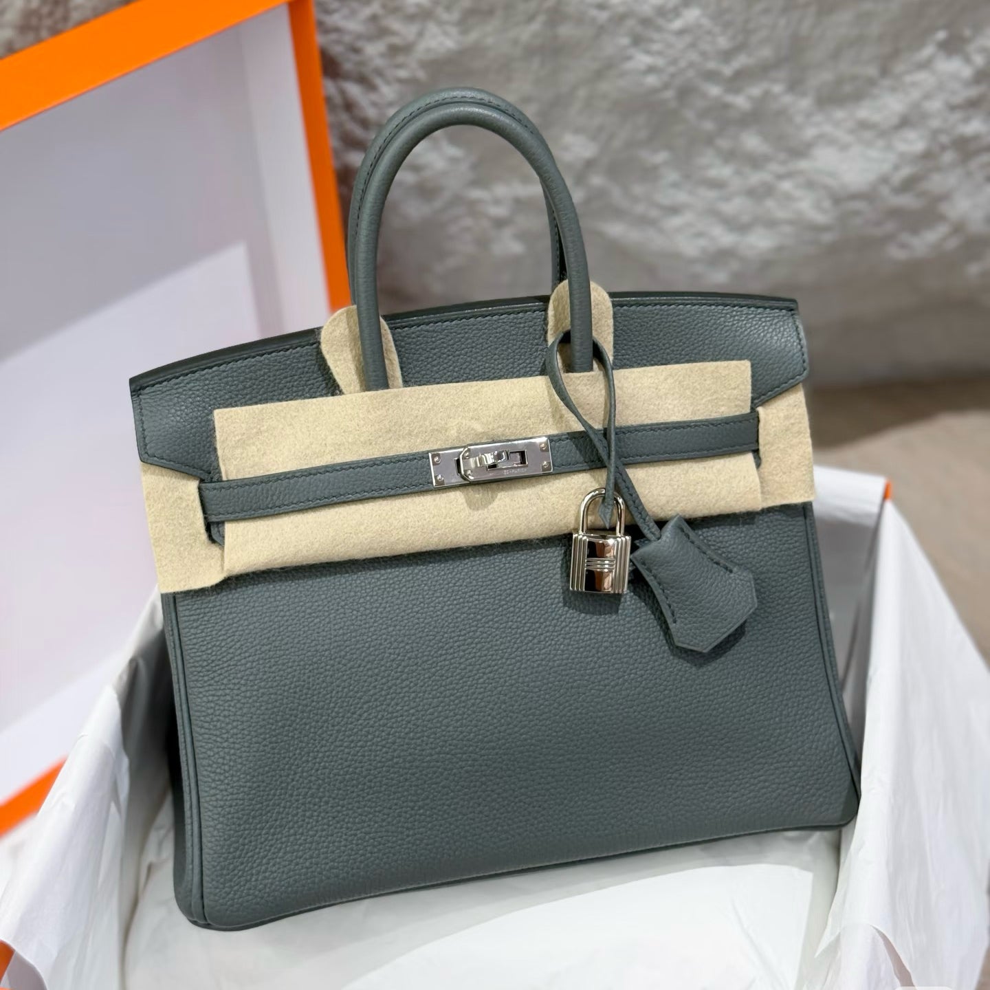G044 Vert Amande 63 Togo Leather