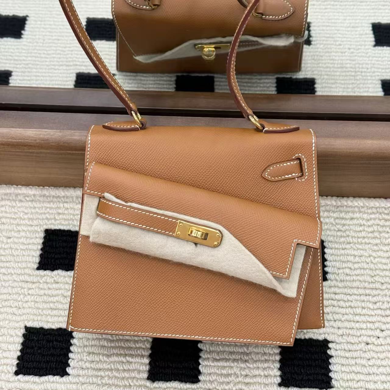P029  Gold 37 EP Leather